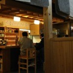 居酒屋庄兵衛 - １卓ずつ仕切られた小上がり席からカウンター方向（H27.4.10撮影）