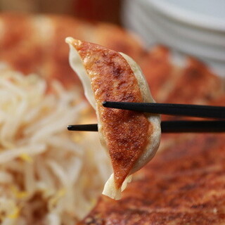 名物「ご縁焼ぎょうざ」職人が毎日手包みするこだわりの味