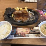 ブロンコビリー - 料理写真:暫く待つと注文したチキンステーキランチ1078円の出来上がりです。