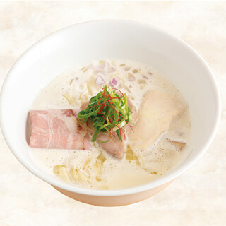鶏の旨味が凝縮した濃厚な鶏白湯スープ「鶏そば」1,100円