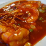 ジャスミン - エビチリは豪快に生の赤エビを丸ごと三尾使用、背わたも丁寧に取り除いています