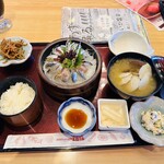 和食レストランとんでん - 料理写真:旨いわし刺身の一汁三菜ランチ