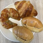 pains de petite maman - アンチョビオリーブ&ベーコン@280 クロワッサン@270 塩あんバター@250