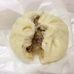 びっくり食堂 - 豚まん　1個100円