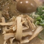 博多麺房 赤のれん - メンマは色の薄い細切りタイプです。