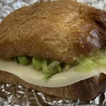 みもざてらす - 残りの２枚は野菜とコストコのチーズをサンドして、ボリューミーなサンドイッチの出来上がり( •̀∀•́ )b