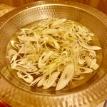 豚匠 - 豚しゃぶしゃぶのベーススープに長ネギ投入