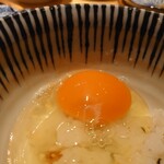 参鶏湯 人ル - 生卵が巧く真ん中に乗らず(*´σｰ｀)