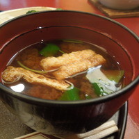 やげんぼり 赤坂店 - 豆腐と油揚げと三つ葉の赤出汁、三つ葉の香りが美味しい