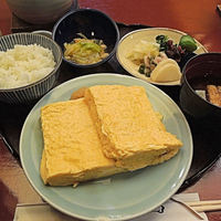 やげんぼり 赤坂店 - 八坂（出し巻・赤出汁・じゃこ、小鉢・漬け物・御飯）1,100円