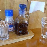 ココット - 醤油刺しやソースのボトルのデザインに気配