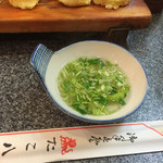 明石焼 たこ八 - 出汁に三つ葉をいっぱいいれて