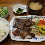 鉄板焼 屯 - 切り落としステーキ肉の焼肉定食