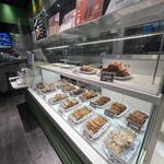 銀座惣菜店 - 料理写真:清潔な店内 整然とした陳列