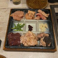 肉匠 コギヤ 宴庭  - ホルモン盛り合わせ