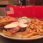 タルタルベーコンエッグチーズバーガーの盛り 2015/01