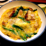 親子丼（800円）はランチタイム限定メニュー。おまけにランチタイムはこれ一品のみ。大盛は+100円。写真は並盛。割と薄くなりがちなタレもしっかり。