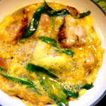 親子丼（800円）のもう一つの魅力は卵。トロトロ感としっかり感のバランスがいいですね。卵をかなりしっかり溶いているのでなめらかだし白身が泡だってます。