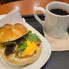 카페 베로체 히로시마 후쿠로마치점 - モーニングBセット(税込550円)
                ①スクランブルエッグ&燻しベーコン、レッドソレル添え、トリュフマヨネーズ入りのカイザーサンド
                お飲み物《セットドリンク》①HOTブレンド珈琲