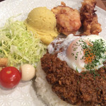 ちぃりんご - 4/4、5はプレオープンパーティ。カレープレートはカレーのほか、カレー風味のポテサラ、とり天、ごぼうとうずらの卵、プチトマトのピクルスがついて¥1000-でした。