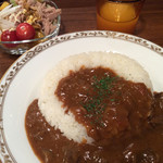 ちぃりんご - 週替わりの牛すじカレー(¥900-)。ランチタイムはサラダ取り放題・食べ放題日替わりドリンク飲み放題です。