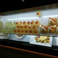 リュクス ダイニング ハプナ - ショーケースにもケーキがいっぱい！