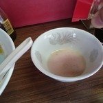 菊や - 水色スープは酢を加えると桃色に変化