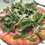 Pizzeria Pancia Piena - 生ハムとルッコラのピザ