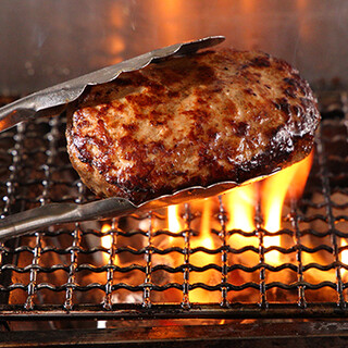 旬のおすすめは黒板で。肉・魚の炭火焼きも楽しめる逸品揃い