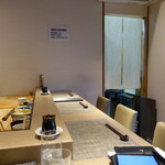 すし源 - 店内　カウンター席にて