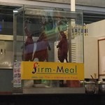 Firm Meal - Concourse FL3 にあります。Eｳｨﾝｸﾞ近く。