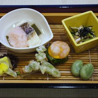 天然うなぎ しま村 - 前菜＝鯛と古代米の桜蒸し、いい蛸、鰻のしんじょうとタラの芽の天麩羅、新キャベツと海老・辛子ソース
                鶏わさ
                