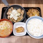 吉野家 - 料理写真:牛皿・ねぎ塩牛カルビ定食（とん汁変更）