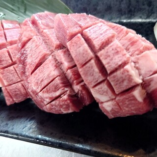 炭火焼肉は「上タン」や「厚切りタン」が大人気！