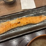 炉端焼き和めし処 しんぱち食堂 - 「サーモンハラス定食」（1,386圓）のサーモンハラス。