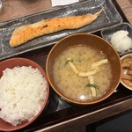炉端焼き和めし処 しんぱち食堂 - 「サーモンハラス定食」（1,386圓）。