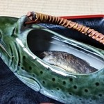 民宿すぎの子 - 秩父の岩肴をとろ火で１時間半ゆっくりと焼いて地酒を注ぐ