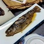 民宿すぎの子 - 秘伝のタレを何度も付けて３時間かかって煮る山女の甘露煮！