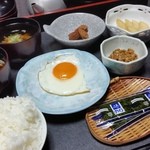 民宿すぎの子 - 朝ご飯は、目玉焼きに納豆などでほっこり
