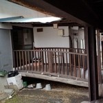 民宿すぎの子 - 母屋への渡り廊下、その横に檜のお風呂の部屋があります