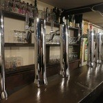 ビアバー・ノースアイランド - ドアを開けるとタップがお出迎え。