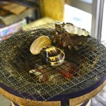 節子鮮魚店 - ハマグリ、サザエの炭火焼