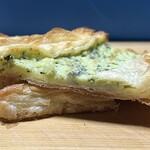 パン工場 - このガーリックの効いたほうれん草フィリングがとても美味しいっ( ﾟДﾟ)ｳﾏｰ