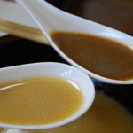 Santou - 中華そばと支那そばのスープ色の比較