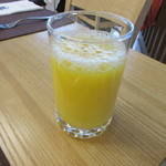 ARIRANG - 先ずはフレッシュオレンジジュースをいただいて目覚めの一杯。
            