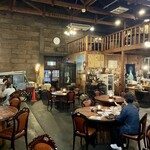 プー横丁 - 昔の玉ねぎ倉庫を改築した趣のある店内です。
