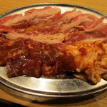 焼肉やまだ - 料理写真:三種盛りA定食（大）（ファミリーカルビ、並ハラミ、てっちゃん）