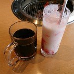 Yakiniku Kingu - ホットの黒ウーロン茶といちごミルク