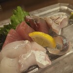 旬菜・鮮魚 居酒屋 徳ちゃん - 『刺身３種盛り合わせ』２種おまけしてくれました。