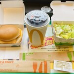 マクドナルド - サイドをポテトにすると揚げ物かぶりになっちゃうので健康的にサラダをチョイス